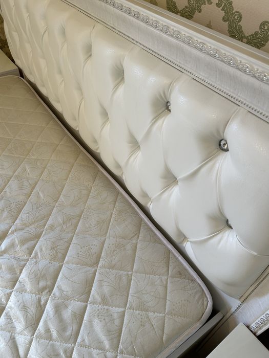 кровать с тумбочками в спальню