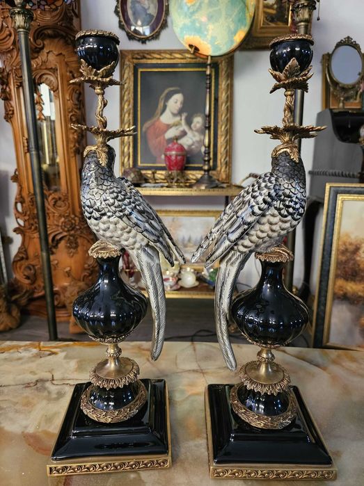 Pereche de sfesnice din porțelan cu ornamente din bronz,