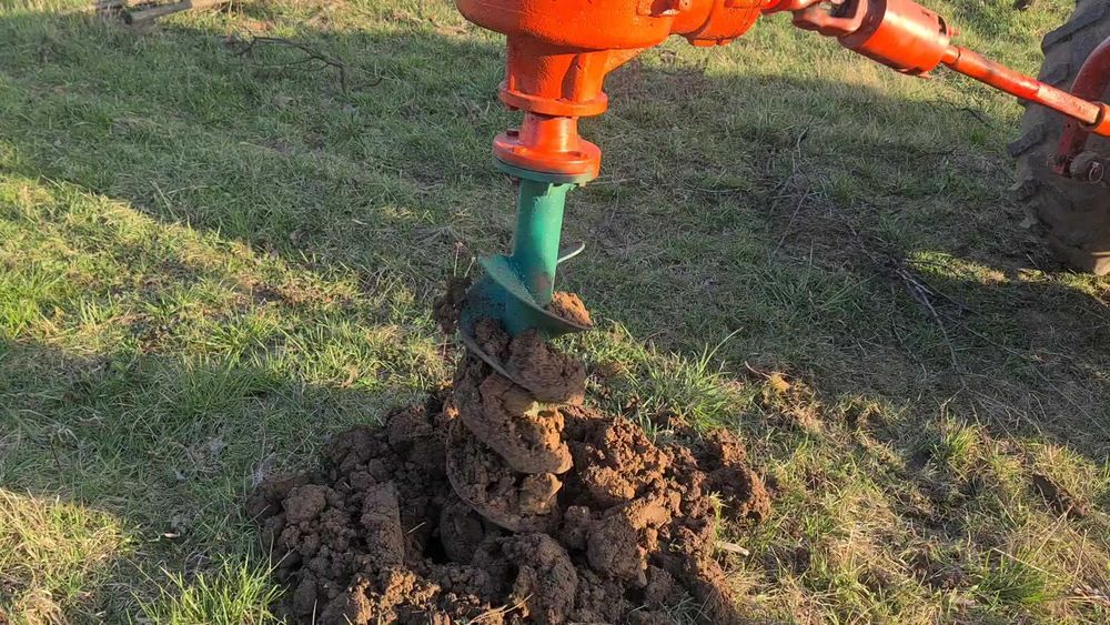 Vând foreză / burghiu de pământ pentru tractor, funcțională, completă, cu 2 burghie.