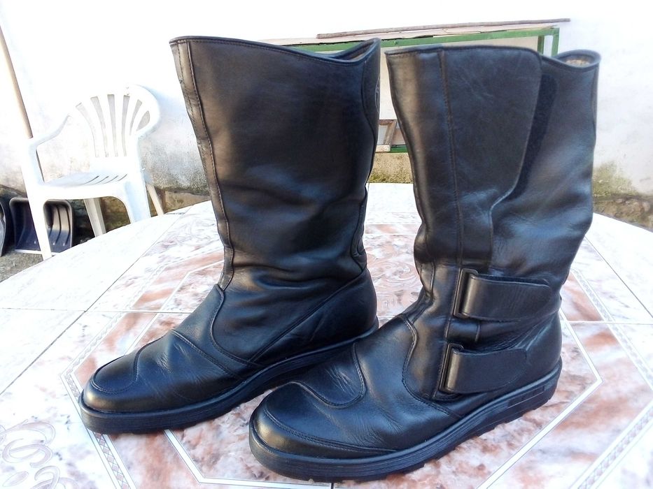 Яке две каски и два чифта мото ботуши