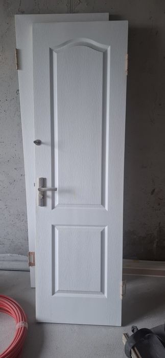 Продам две двери в идеальном состоянии, коробка из дерева