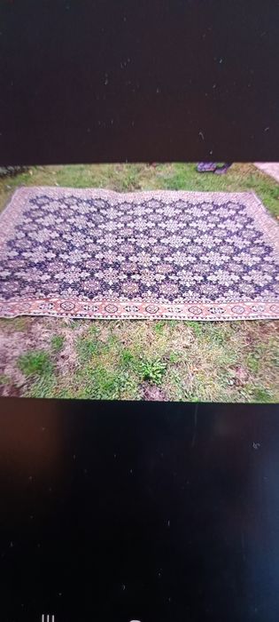 Малък и по голям ръчно тъкани ориенталски килими