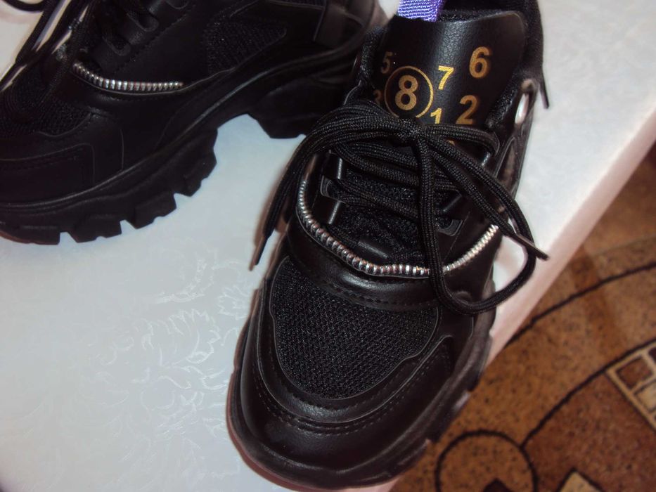 Новые кроссовки 36 размера.