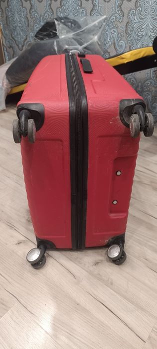 Продам чемоданы большой и маленький