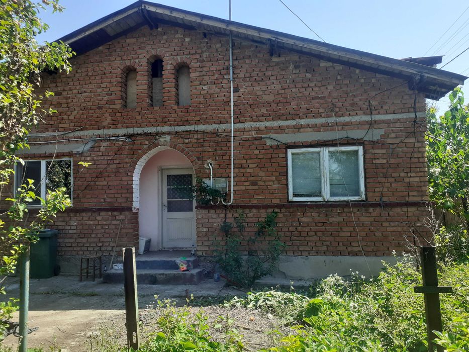Casa de vanzare la curte