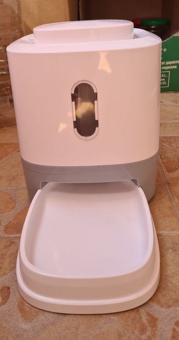 Хранилка – диспенсър с бутон