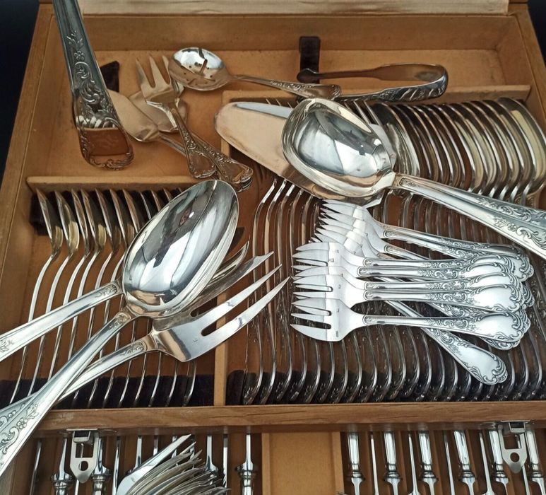 Tacimuri argintate 107 piese-12 persoane