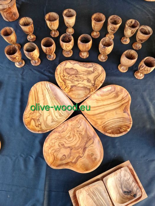 Дървени купи, чинии, чаши, дъски и плата за мезета от маслиново дърво