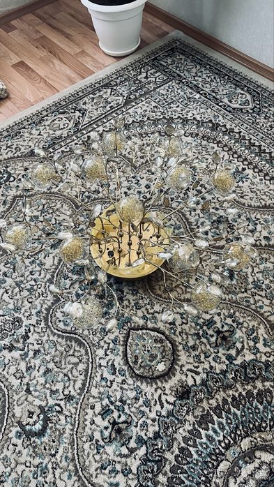 Продам люстру в отличном состояний