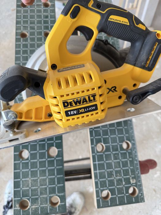 Акумулаторен ръчен циркуляр DeWalt
