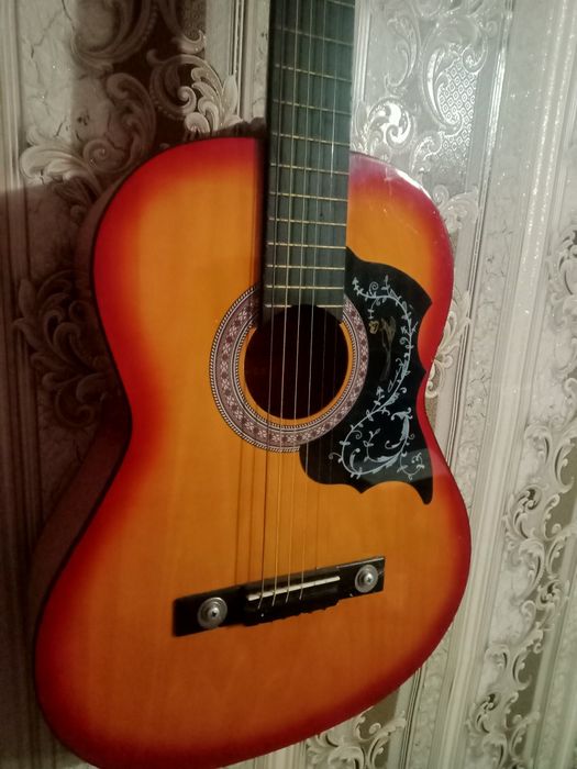 Продам гитару 6 струн