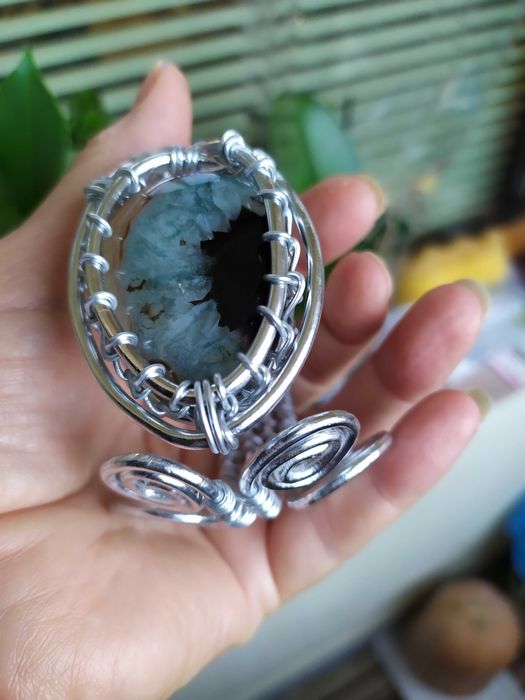 Ръчно изработени гривни от естествени кристали и бижутерска тел.