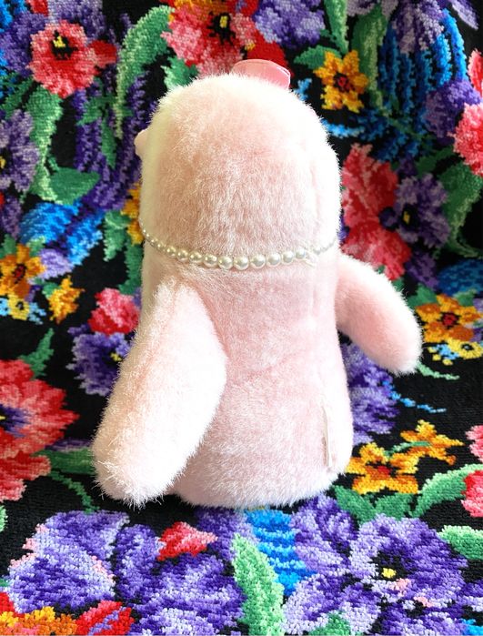 Розовый пингвин в бусах