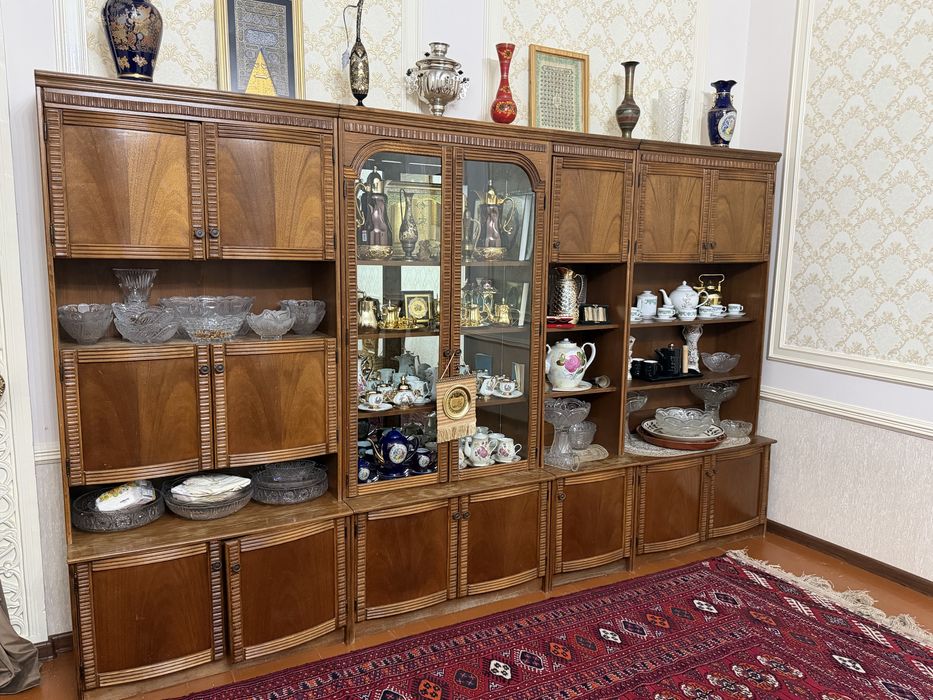 Классик ёғоч стенка сотилади – ҳолати аъло, зал учун идеал вариант!