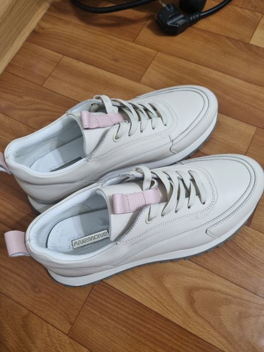 Женские кроссовки Anemone