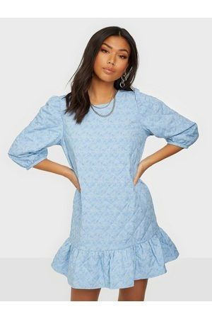 Нежно синя рокля на ситни цветя