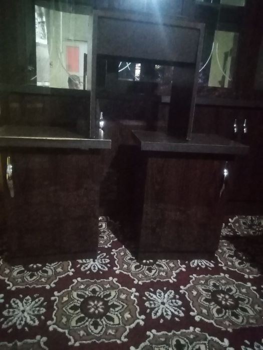 Garnitor oynakli. Kiym shkaf 3talik 2ta tompa si stoli trimosi divan