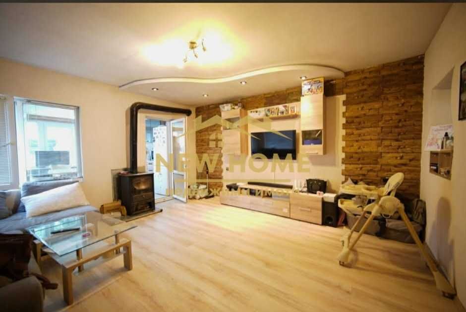 Къща с гараж! В района на Пазара