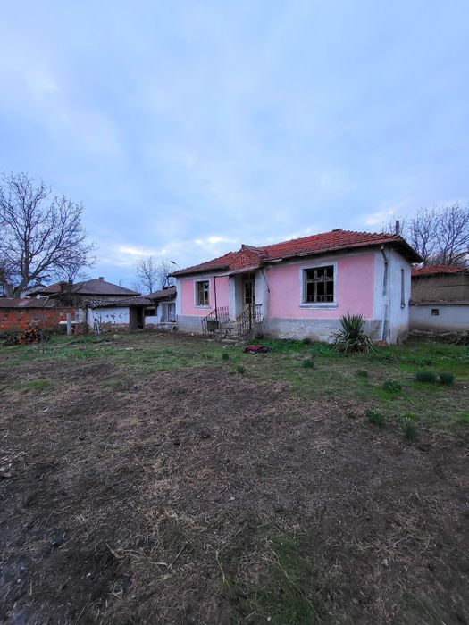 Къща с 2200кв.м двор на 35км от Пловдив