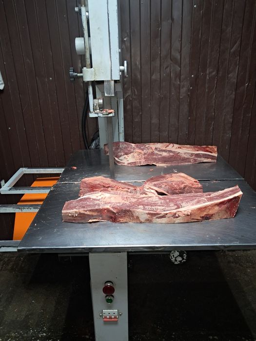 Арамен ет кесіп беремін.