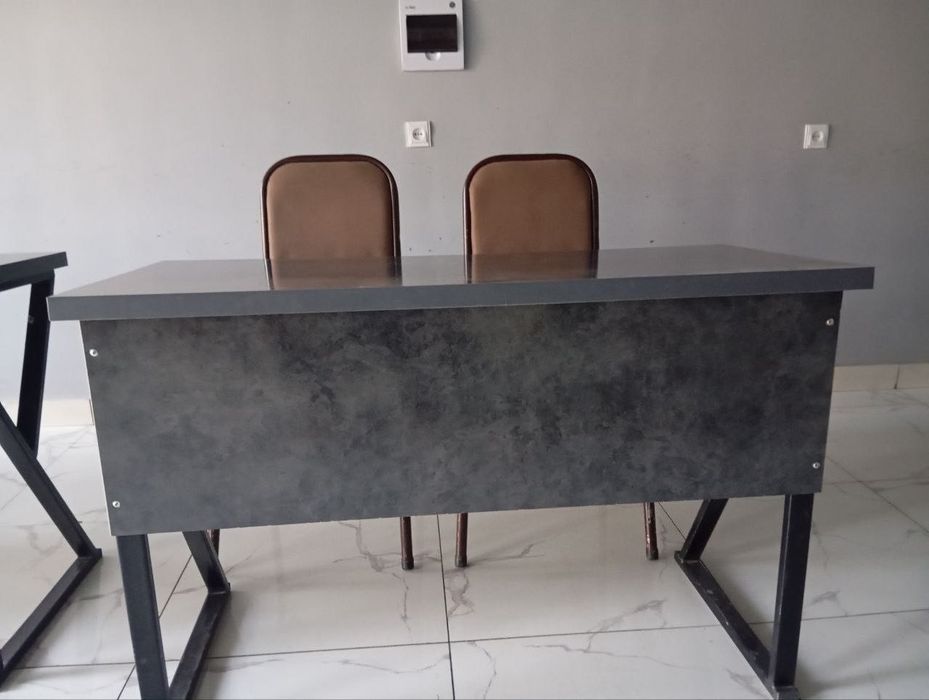 Shkaf va parta, stullar