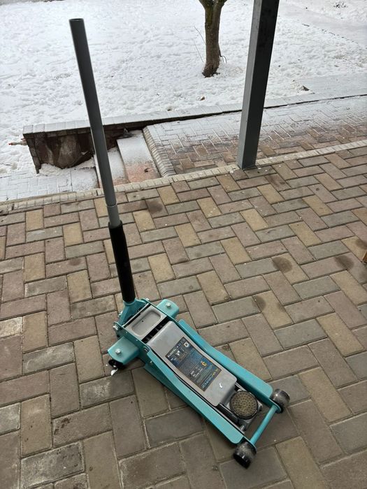 Подкатной домкрат