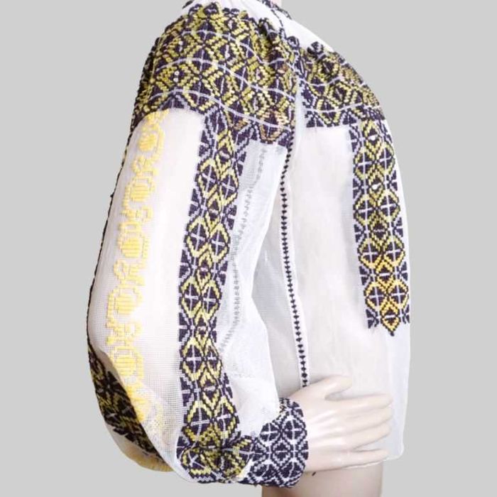 Ie veche lucrata manual pe tul , ie cu margele  S-M