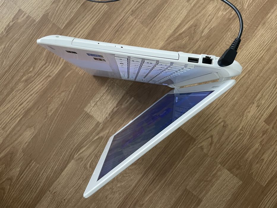 Laptop Toshiba Salellite Slim intel core i5,Display 15,6 inch led.4gb ram ddr3,,Windows 10 Pro,320gb m.,Nu funcționează 3 taste A,B,N.
