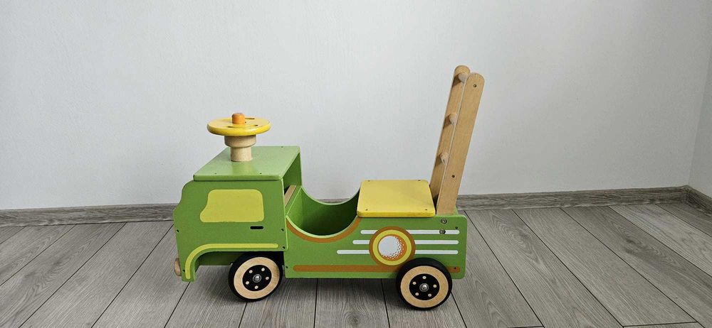 Recuzita foto - masinuta din lemn