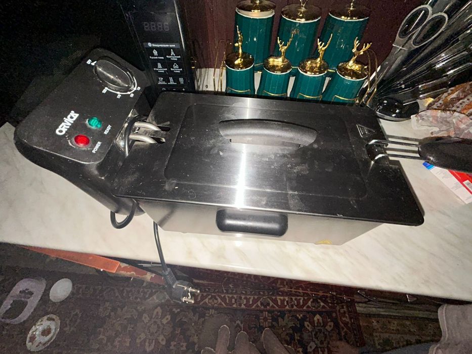 Продам электрическую печь для жарки фирмы орвика есть еще б/у посуда