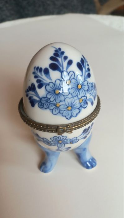 Cutie, casetă  bijuterii din porțelan, formă de ou