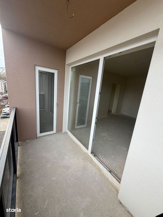 Apartament nou, cu 3 camere si balcon, etaj intermediar zona Vivo