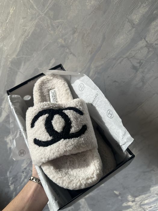 Пушистые тапочки CHANEL