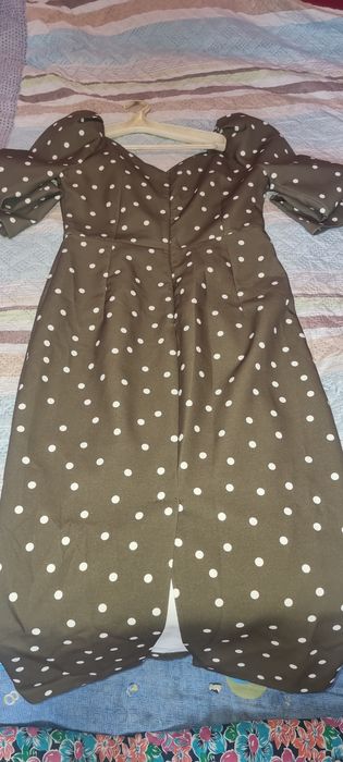 Зеленое платье в горошек