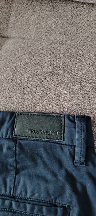 Продавам два чифта мъжки много запазени маркови панталони