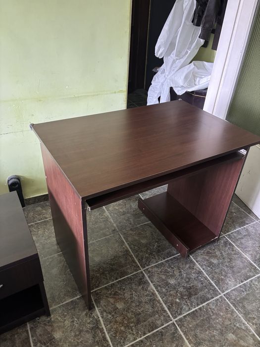 Бюро с рафт и място за компютър