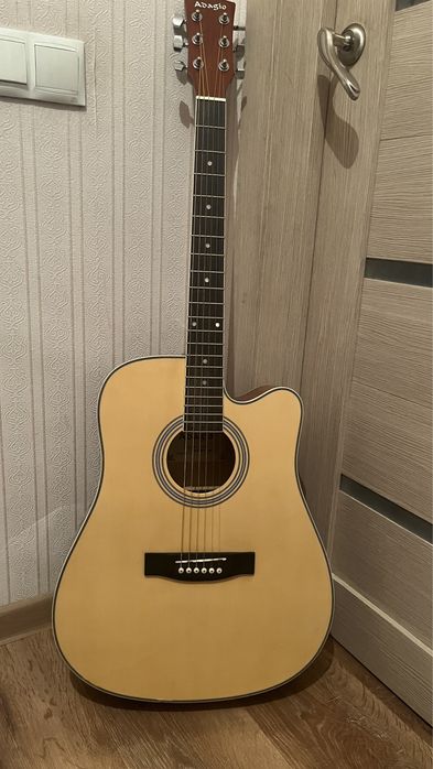 Срочно продам гитара adagio