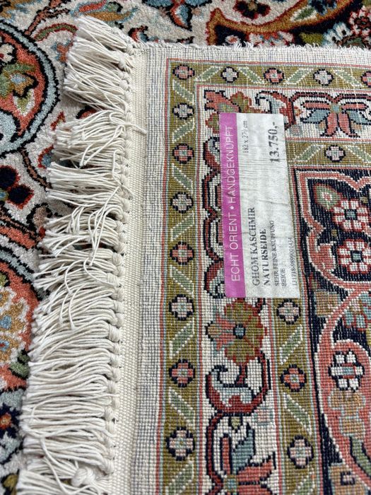 Истински персийски килим