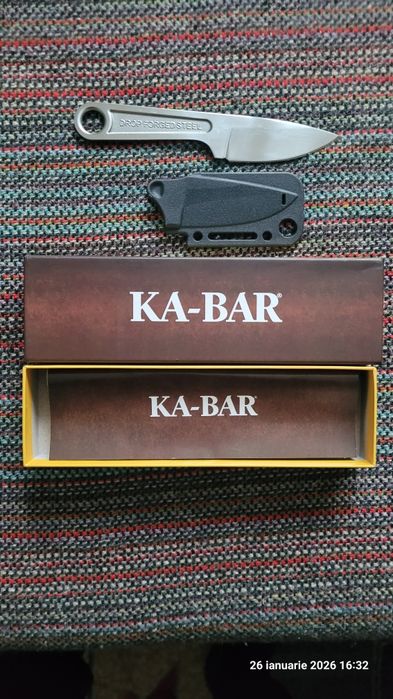 Vând cuțit robust, pentru activități outdoor (drumeții,  camping, etc)