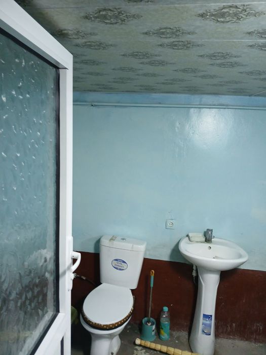 Uy sotiladi 3 xona xovli 4 sotik yer