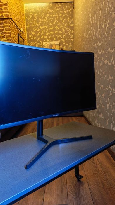 Монитор Samsung в хорошем состоянии