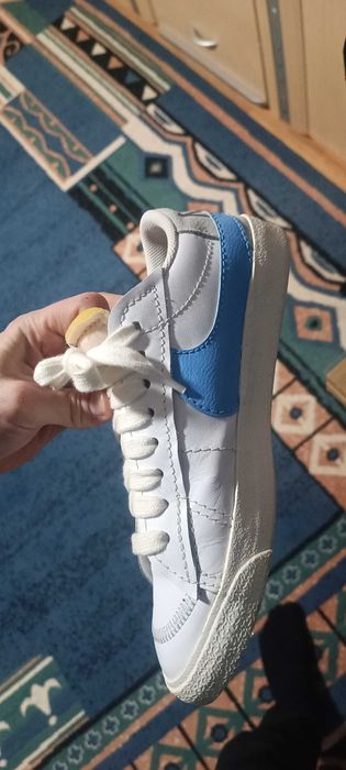 Vând adidasi, aproape noi