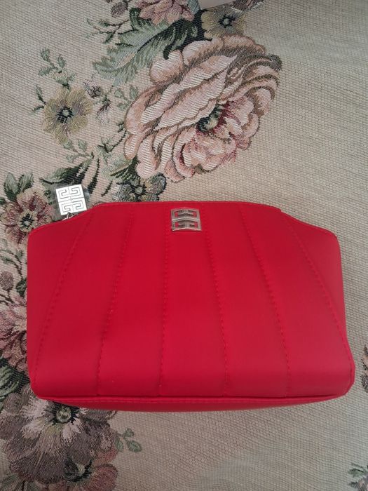 Оригинальная косметичка Givenchy Parfums