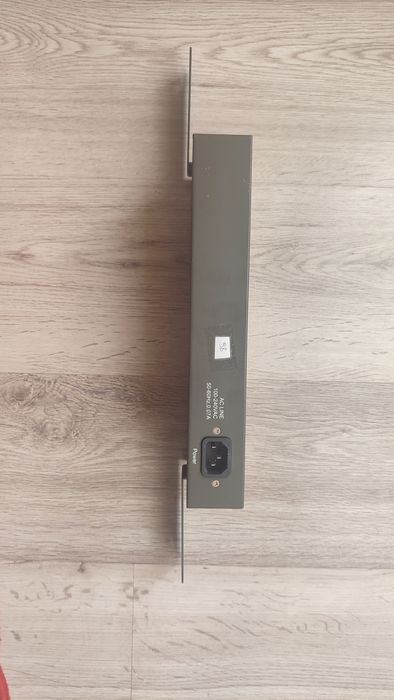 Коммутатор D-Link DES-1016A. Метал корпус