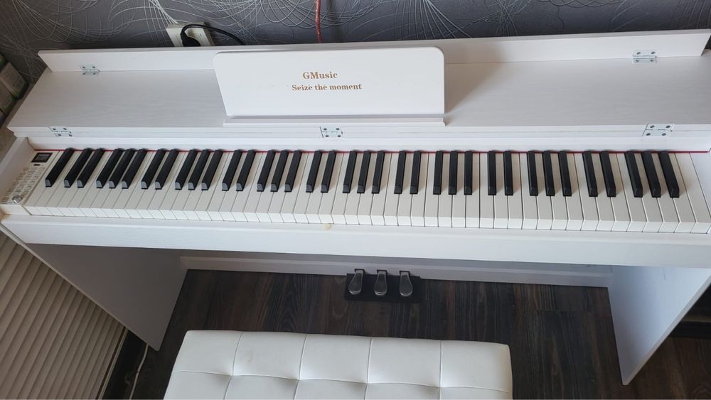 Электронное фортепиано со стулом.
