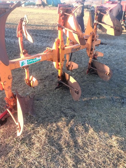 Vând plug Huard Tr65  3 brazde pisele de uzură bune fără rupturi