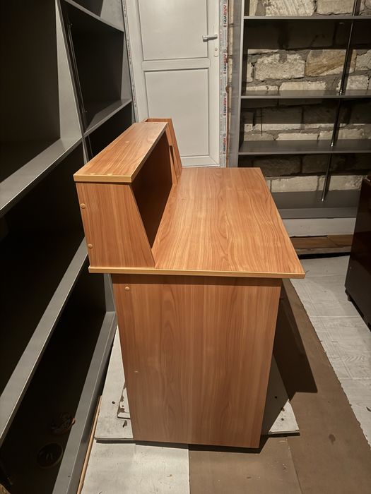 Письменный деревянный стол