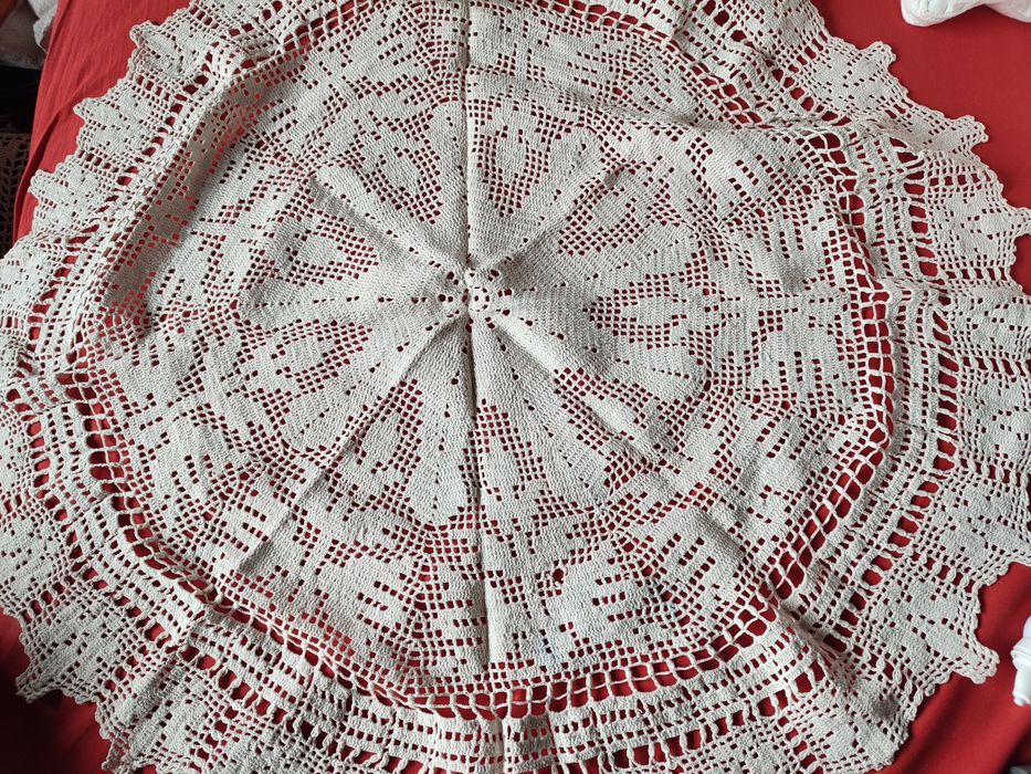 Плетени на една кука кувертюри на спалня,покривки за кръгла маса.