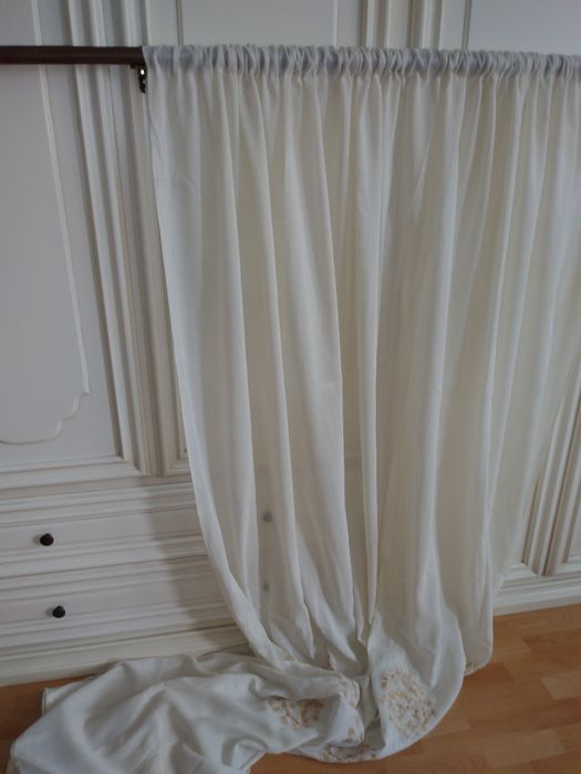 Perdea lunga brodata.