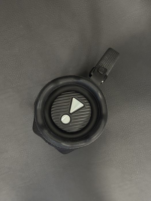 Продавам отлична JBL CHARGE 6